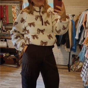 Cozy Bow-Print Sherpa Pullover Sweater - Cream/Brown